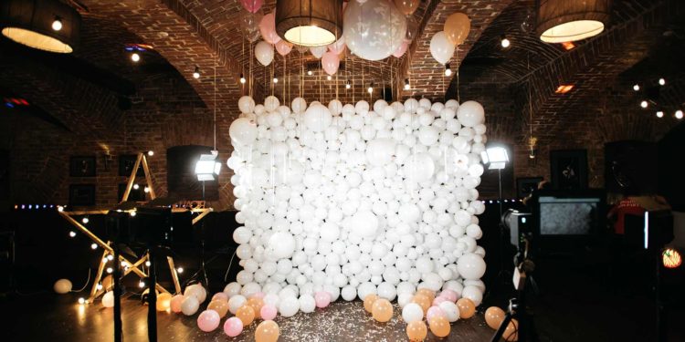 Geld-Ballon Pfeilwerfen: lohnendes Hochzeitsspiel für das Brautpaar