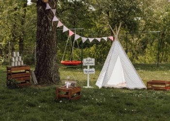 Kinder bei der Hochzeitsfeier: Outdoor Spielplatz zur Beschäftigung