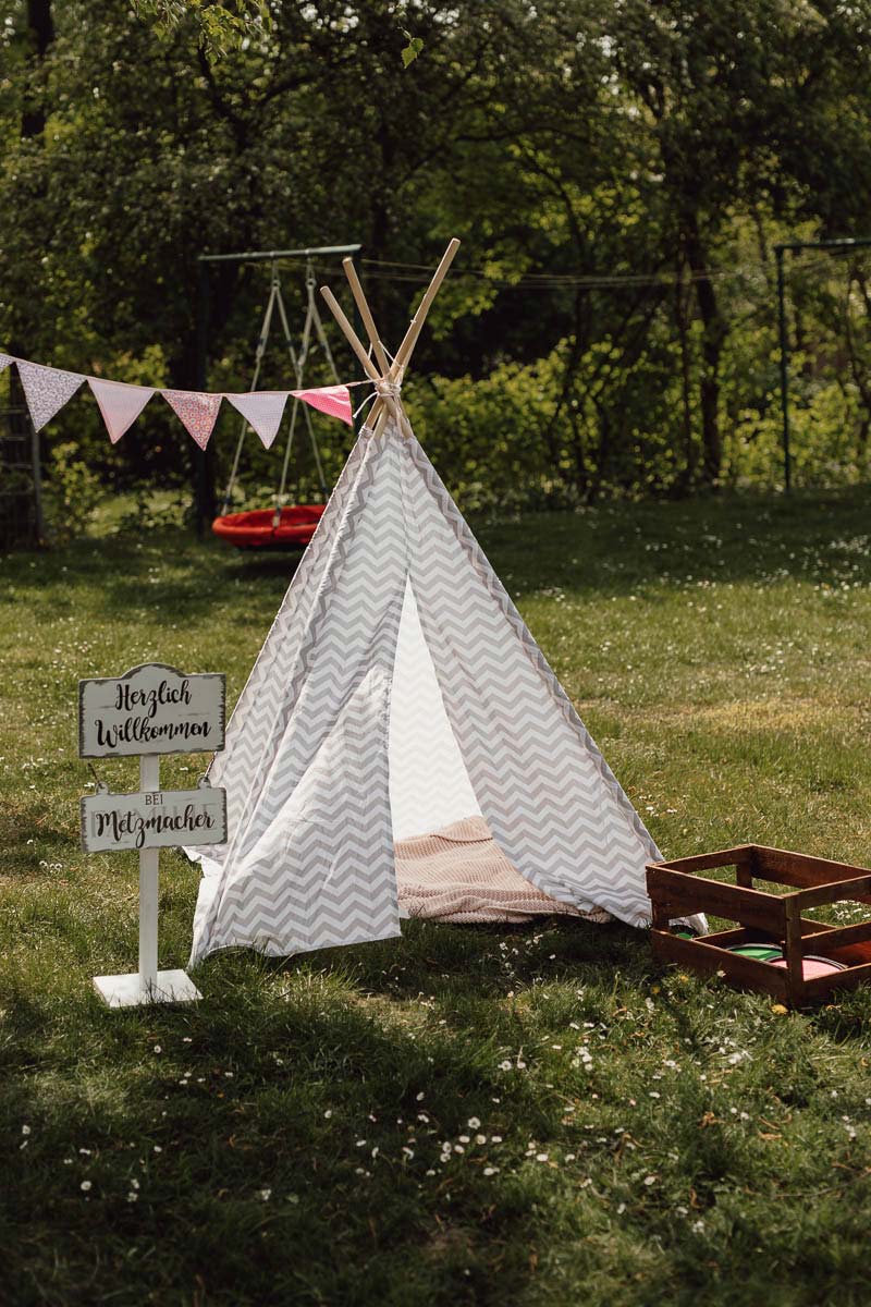 Kinder bei der Hochzeitsfeier: Outdoor Spielplatz mit einem Zelt zum verstecken