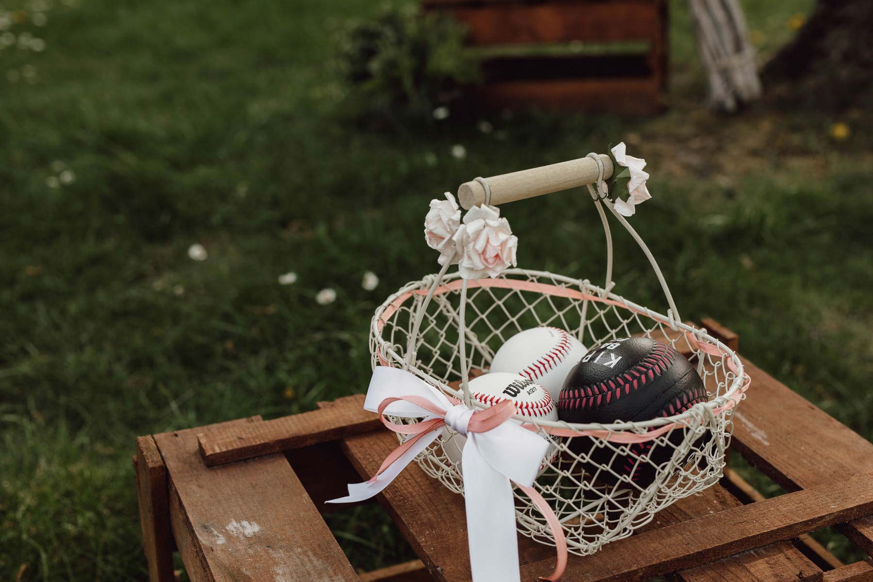 Kinder bei der Hochzeitsfeier: Outdoor Spielplatz mit Dosenwerfen