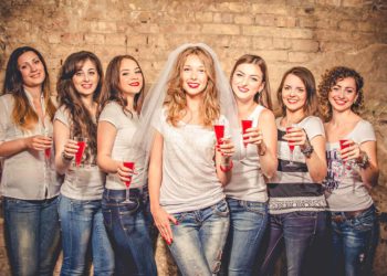 Sprüche für JGA T-Shirts: Lustige Ideen für den Junggesellinnenabschied