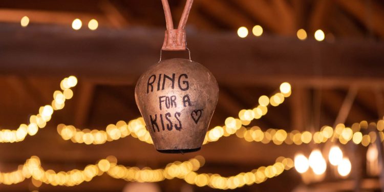 Kuss-Glocke: Hochzeitsspiel Kuss auf Signal
