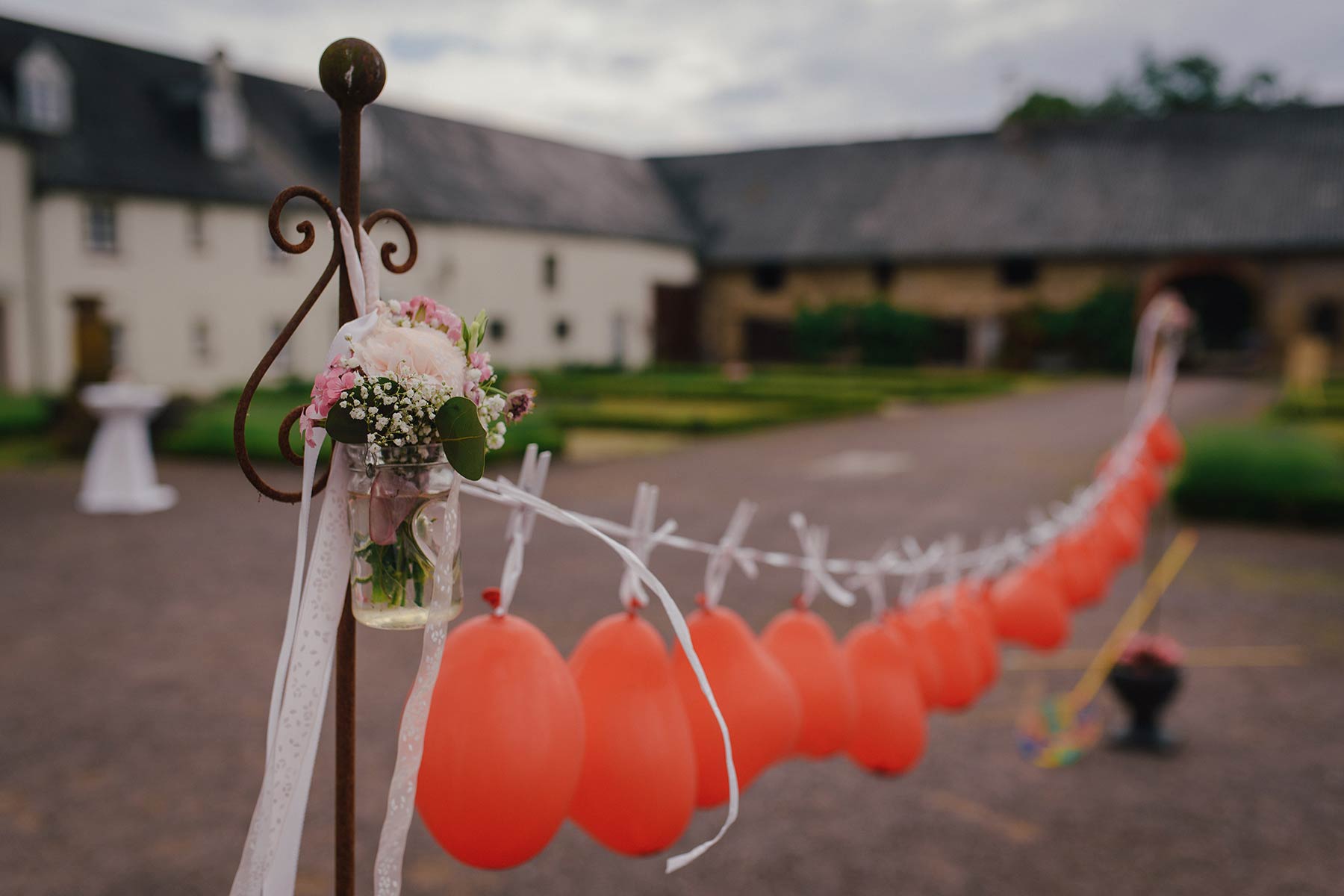 Ballonstechen als Hochzeitsspiel für Braut und Bräutigam