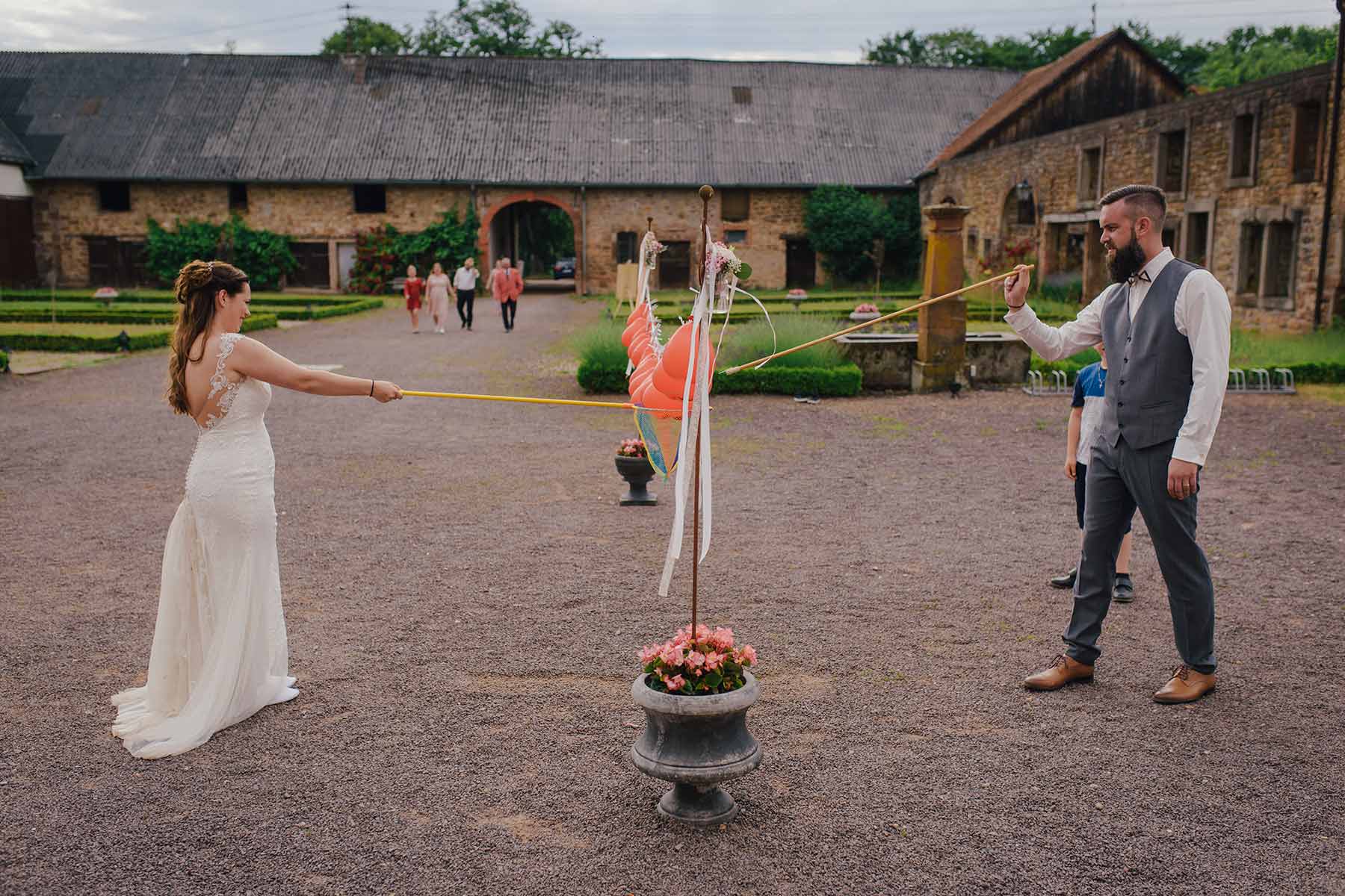 Ballonstechen Als Hochzeitsspiel Fur Braut Und Brautigam