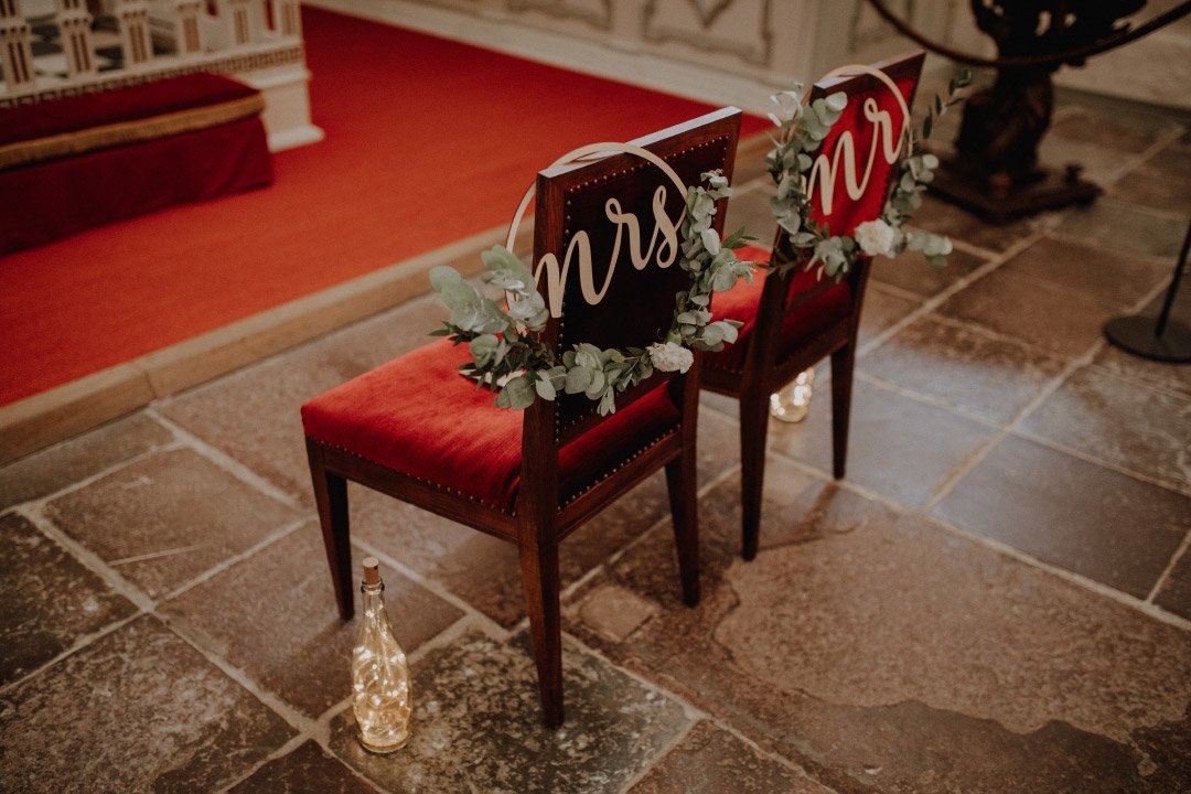 Stuhlschilder an den Stühlen in der Kirche