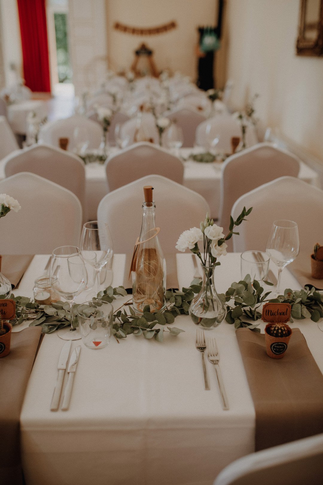 Schlichte und natürliche Tischdeko bei der Vintage Hochzeit