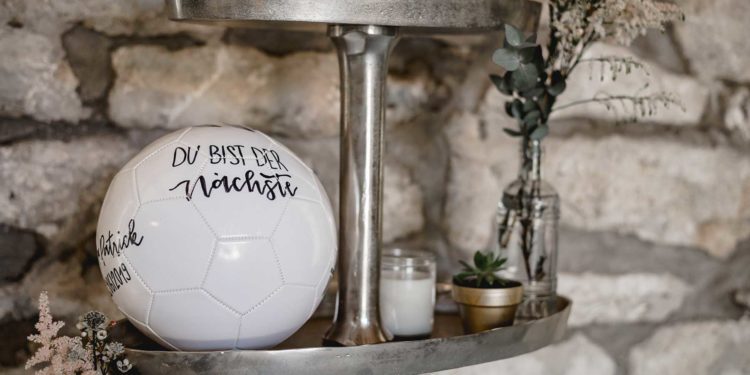 Brautstraußwurf Alternative für den Bräutigam: ein Fußball!