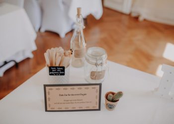 Date-Glas: Ideen der Gäste bei der Hochzeit für das erste Ehejahr
