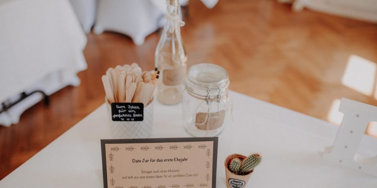 Date-Glas: Ideen der Gäste bei der Hochzeit für das erste Ehejahr