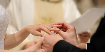 An welcher Hand wird der Ehering getragen? Die Antwort!