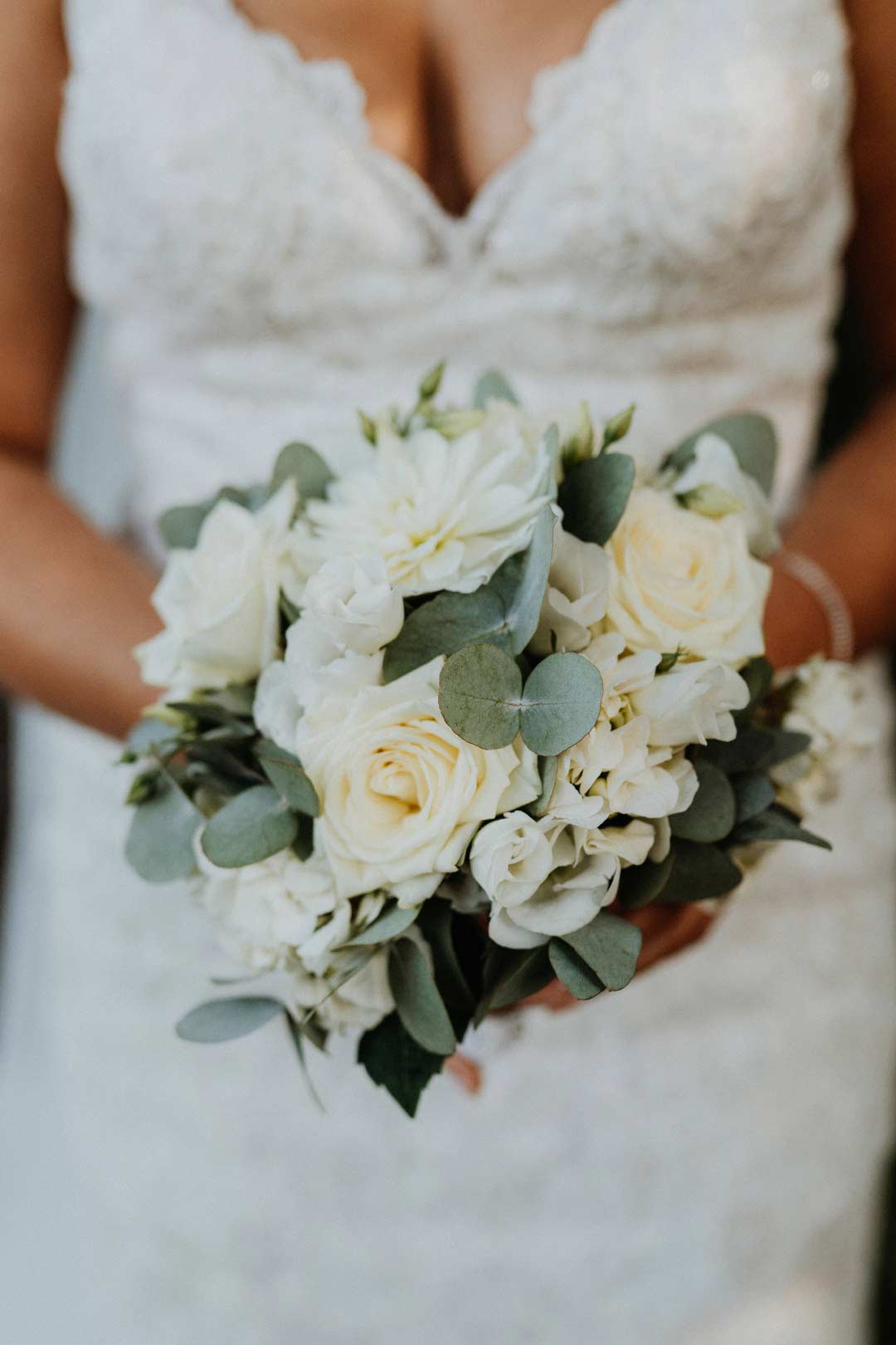 Brautstrauß im Greenery-Stil mit weißen Rosen
