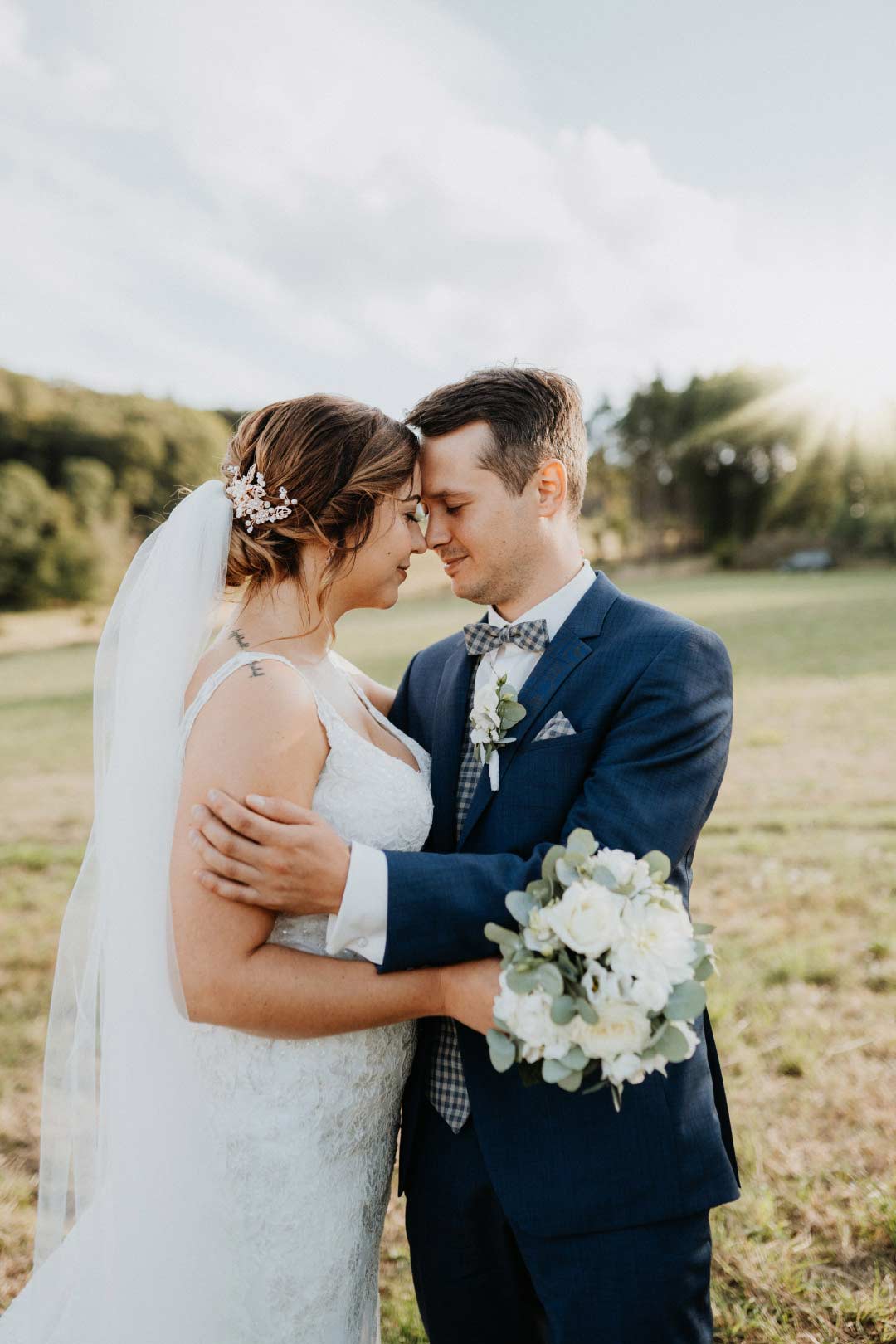 Paar-Fotoshooting bei der Hochzeit in Roségold, weiß und viel Greenery