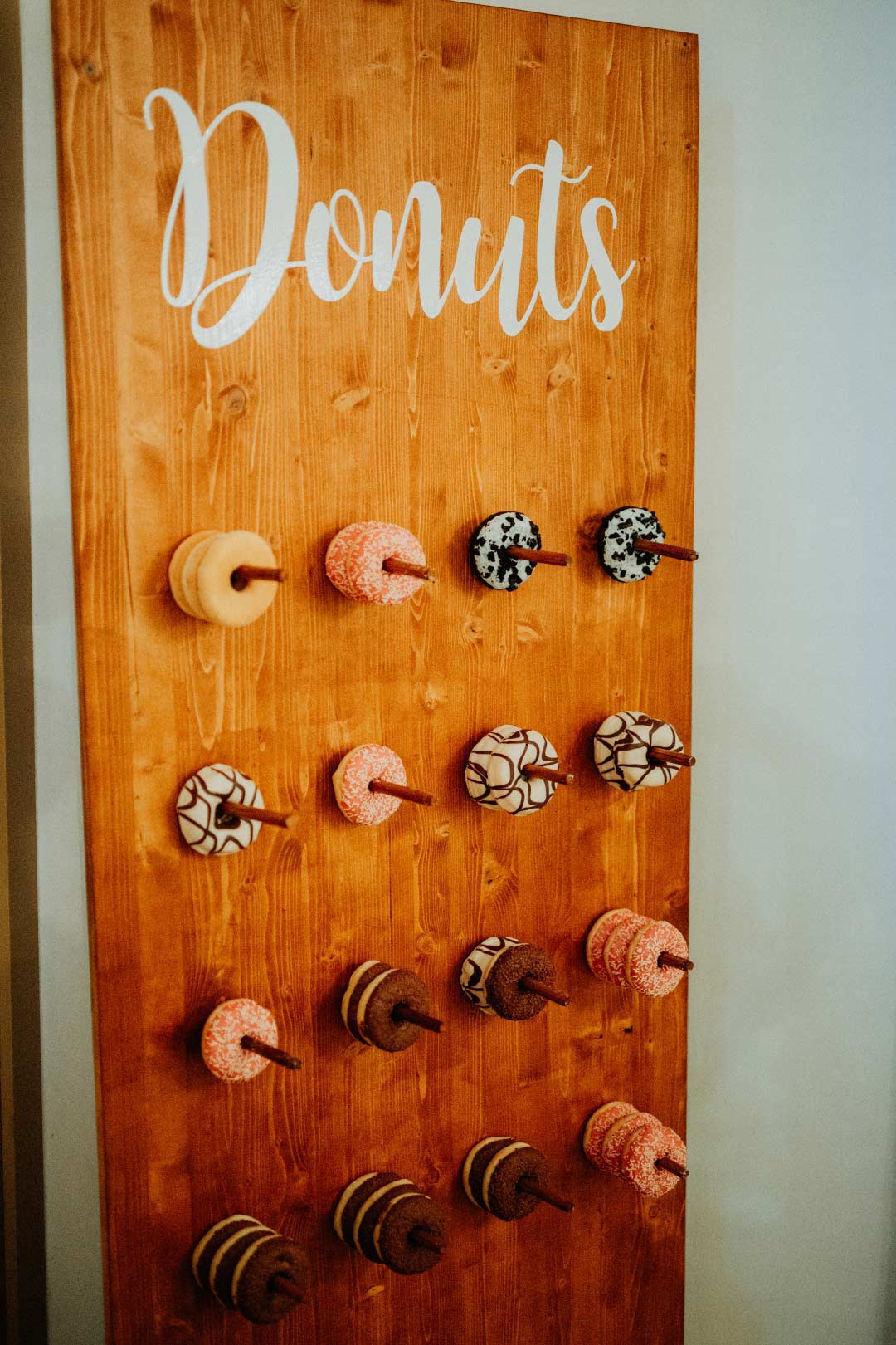 Holzaufsteller als Donut-Wall