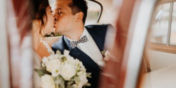 Hochzeit in Roségold, weiß und viel Greenery