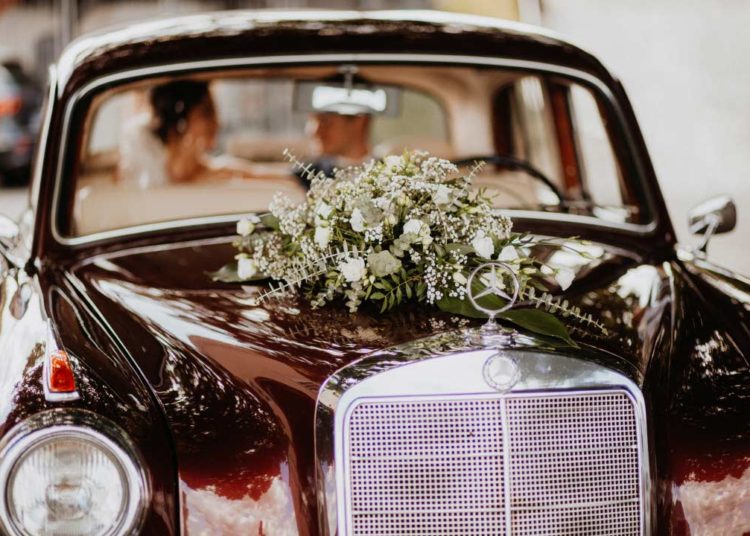 Blumen-Autoschmuck für die Hochzeit basteln