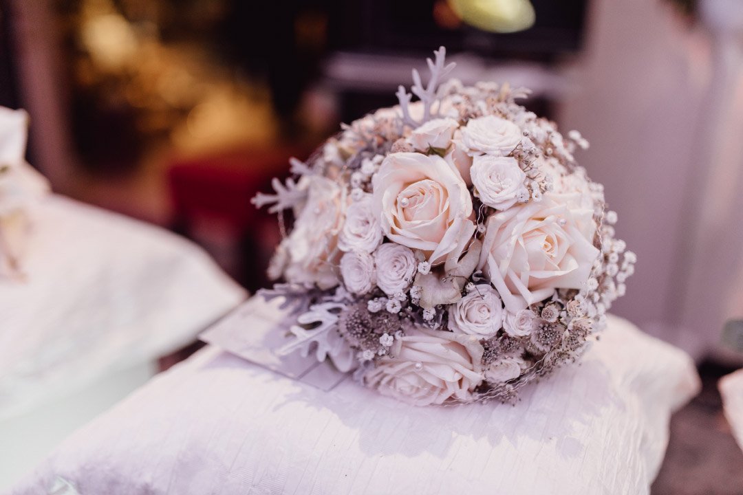 Brautstrauß mit weißen Rosen