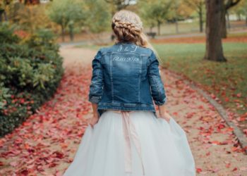 Personalisierte Jeansjacke für die Braut am Tag der Hochzeit