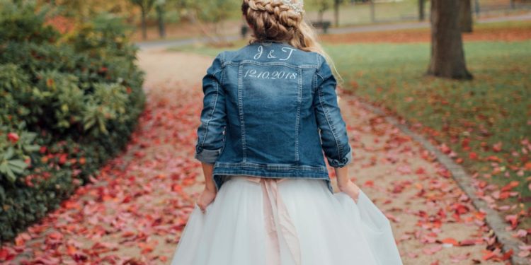 Personalisierte Jeansjacke für die Braut am Tag der Hochzeit