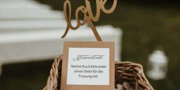 Steinritual bei der Hochzeit während der Trauung