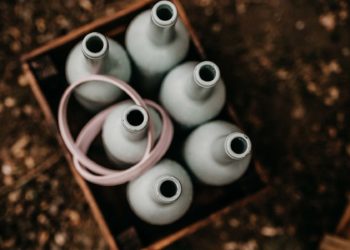 Flaschen besprühen für die DIY Hochzeit