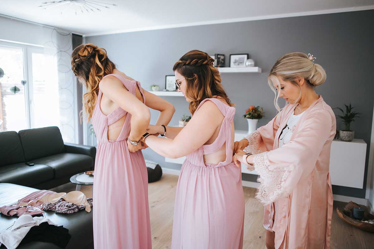 Braut, Trauzeugin und Bridemaids beim Getting Ready