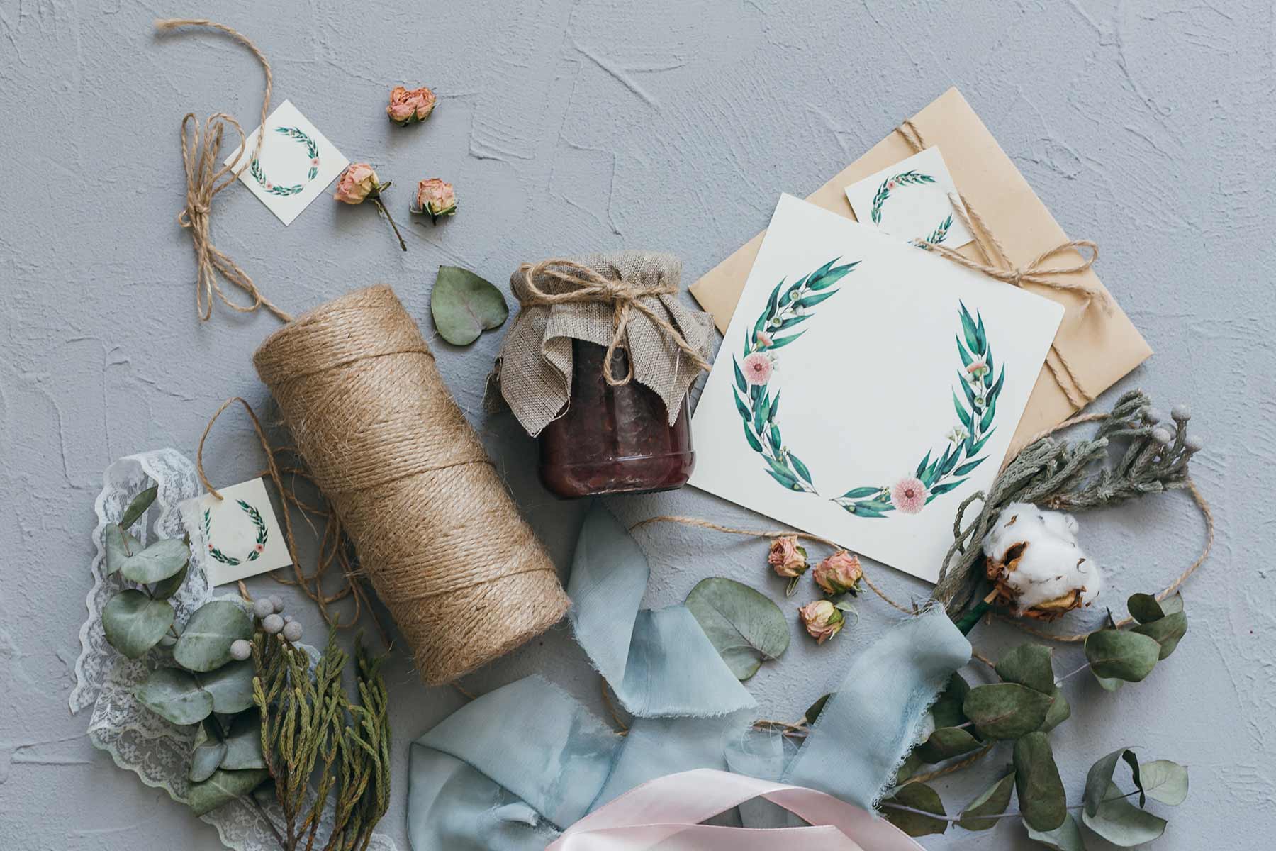 Bastelmaterial und mehr für eine Hochzeit im Greenery-Stil