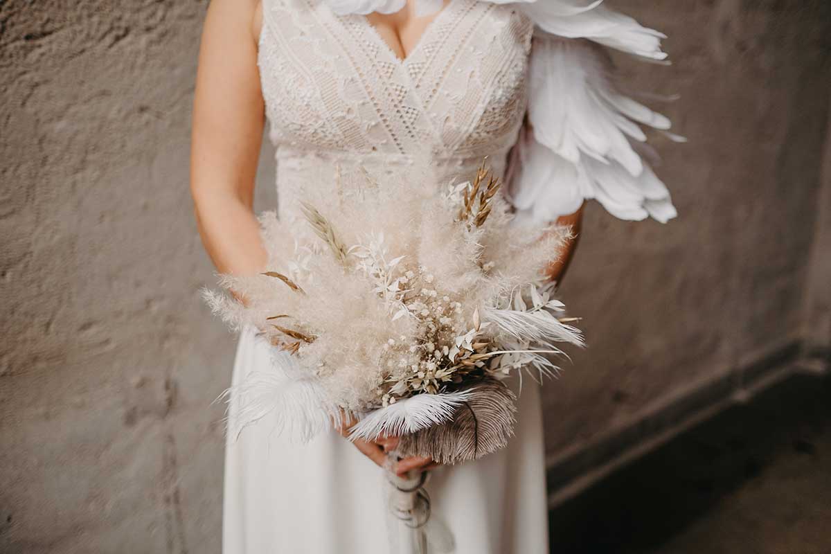 Braut mit Brautstrauß aus Trockenblumen