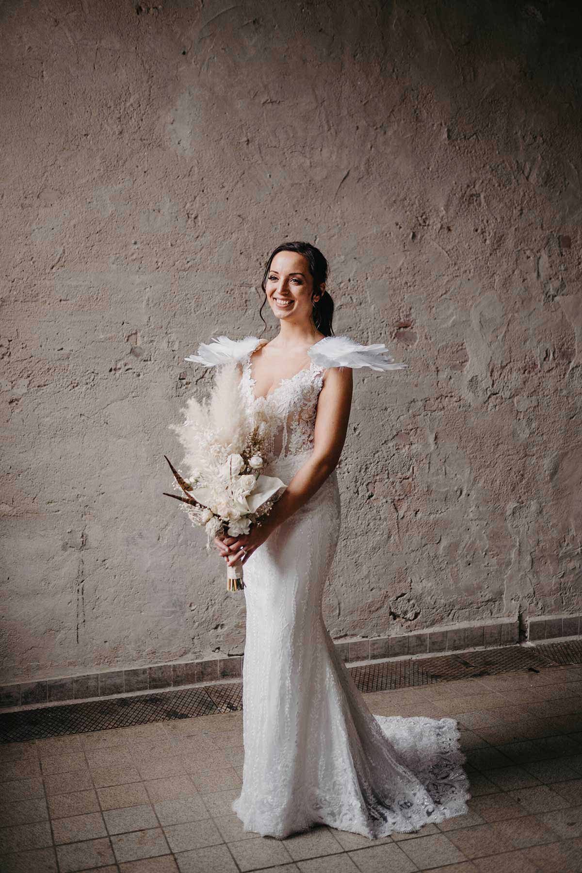 Braut mit Brautstrauß aus Trockenblumen beim Brautshooting 2020