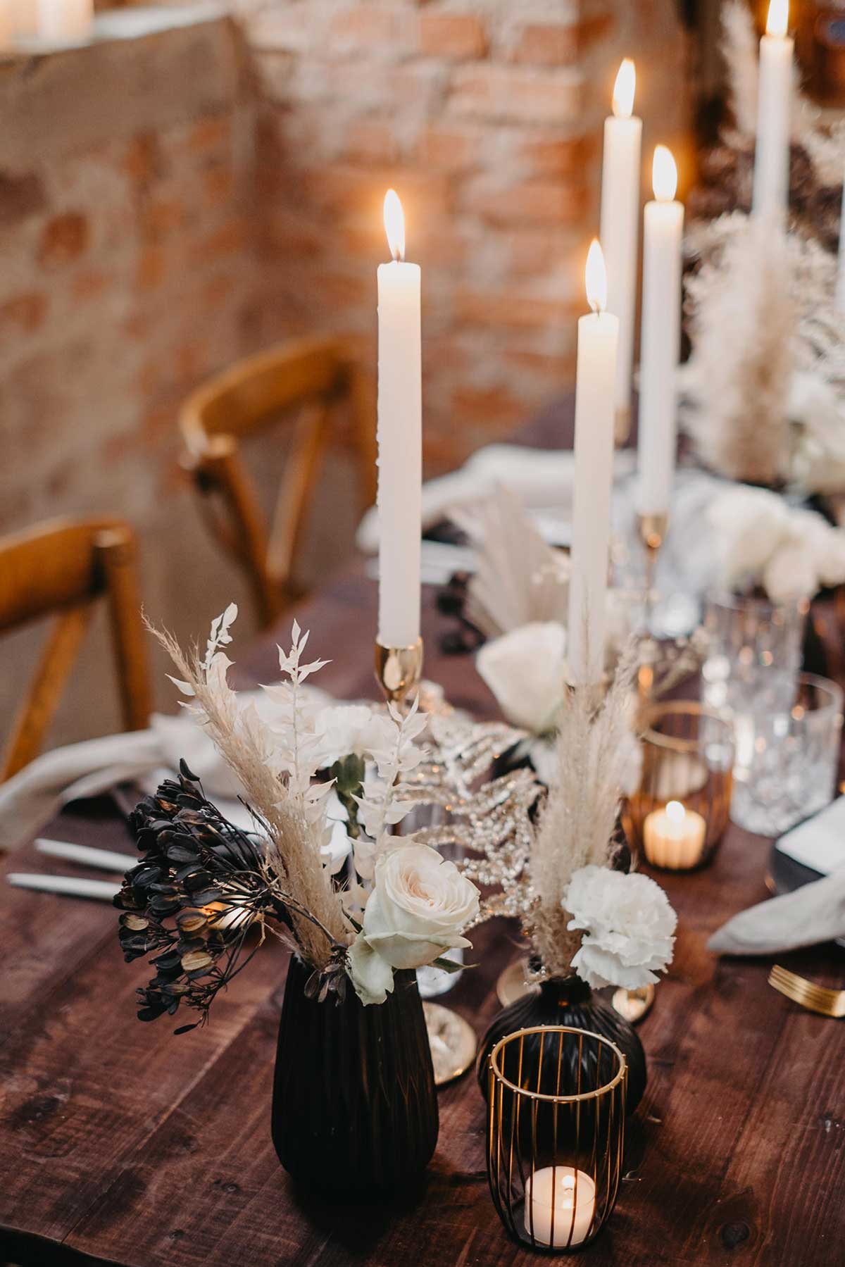 Tischdeko bei der Hochzeit mit Kerzen und Trockeblumen