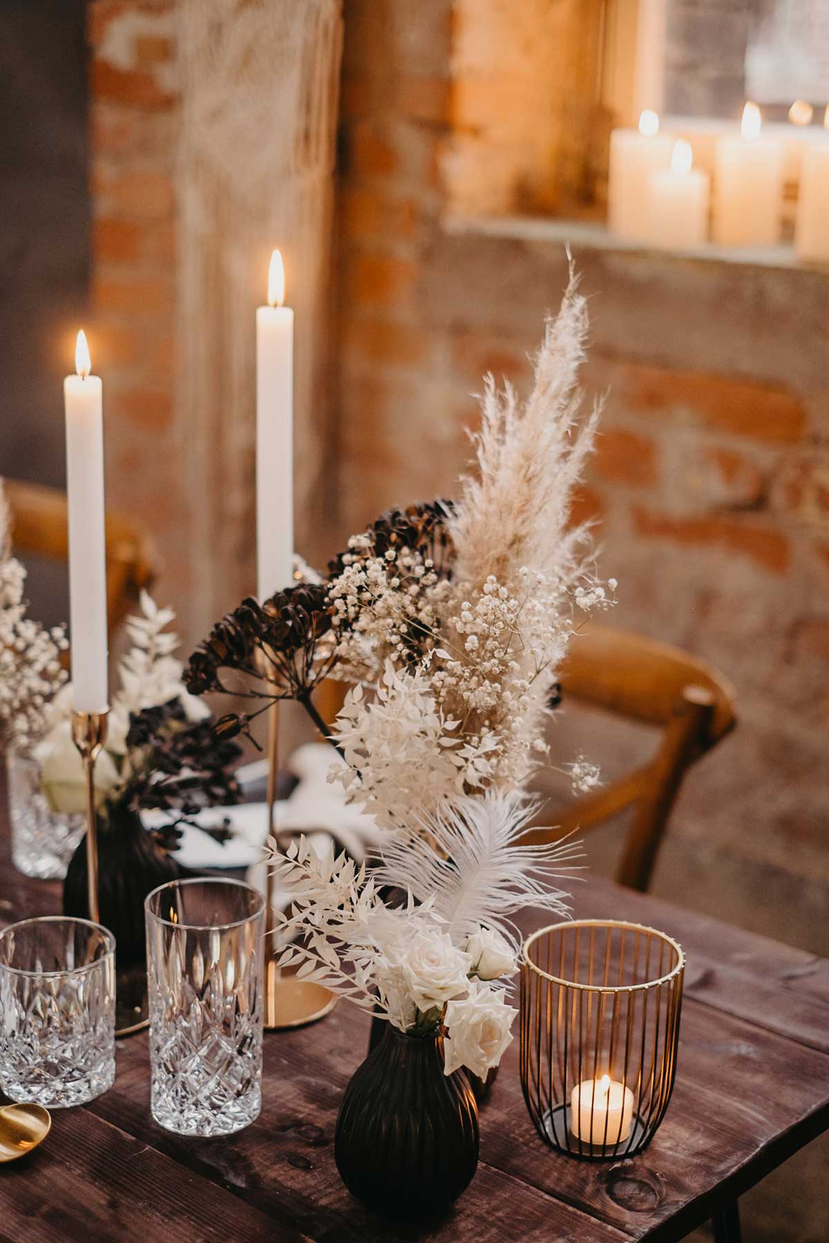 Trockenblumen bei der Tischdeko der Hochzeit