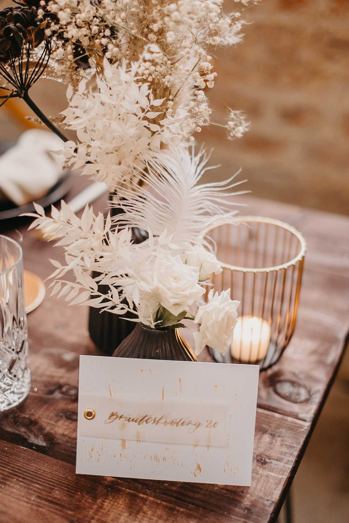 Trockenblumen bei der Tischdeko der Hochzeit