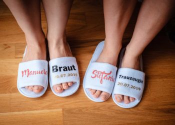 Personalisierte Slipper für das Getting Ready am Tag der Hochzeit
