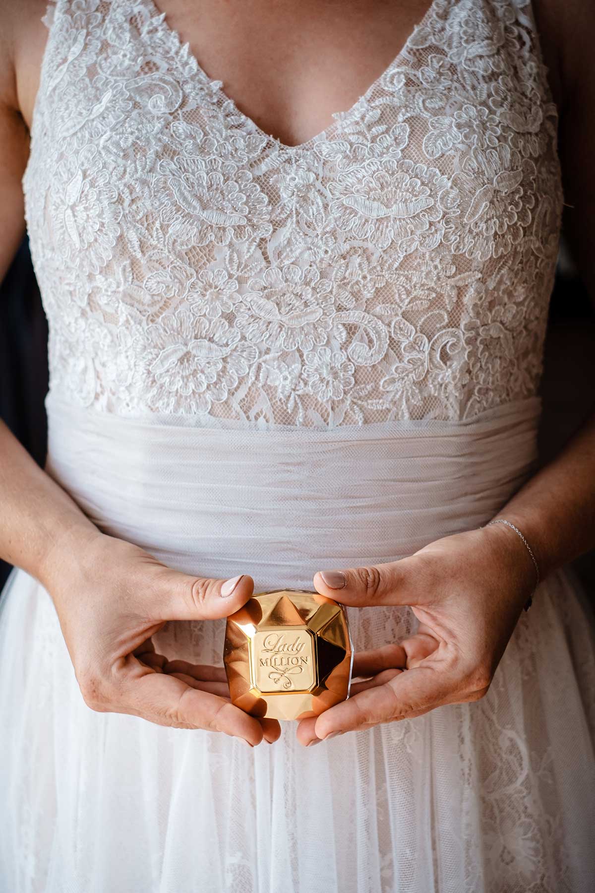 Braut beim Getting Ready mit ihrem Parfüm