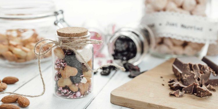 Snack für die Gäste bei der Hochzeit zusammenstellen