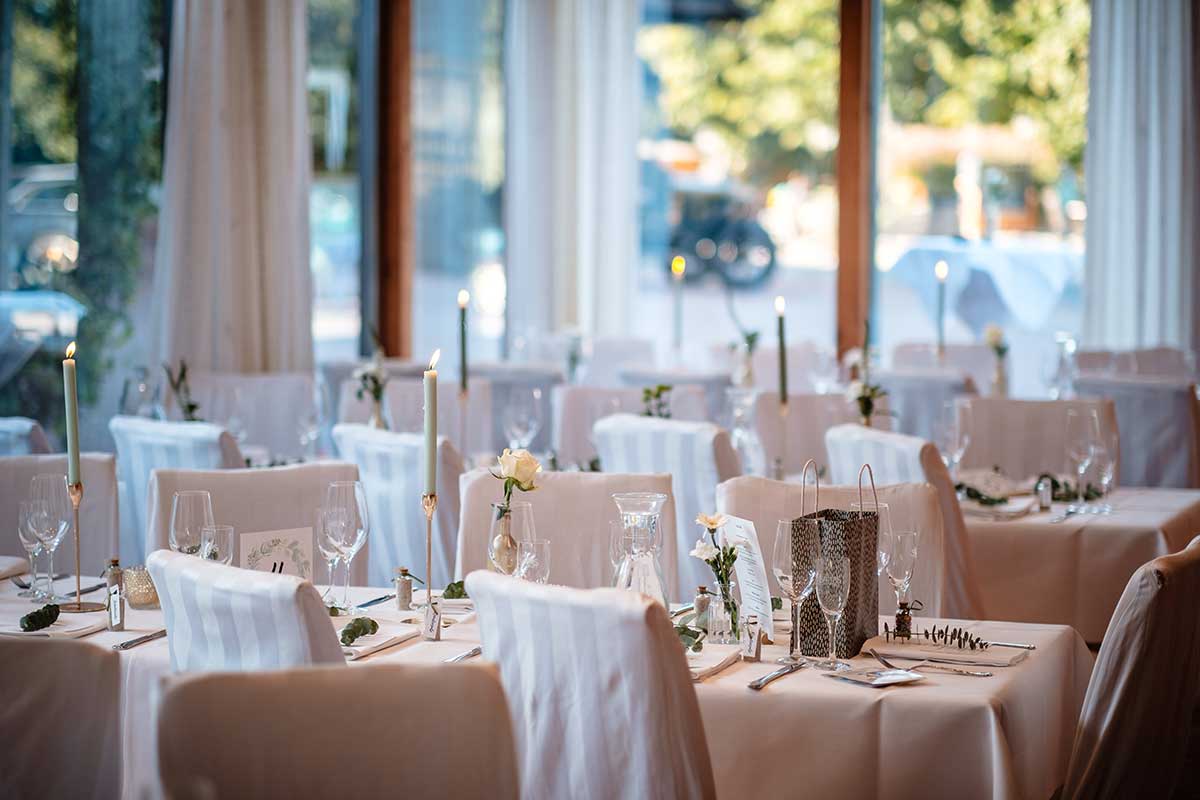 Tischdeko bei der Greenery & Gold Hochzeit im Landhaus Grum in Hattingen