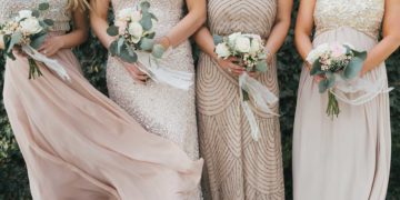 Brautjungfern mit Blumensträußen