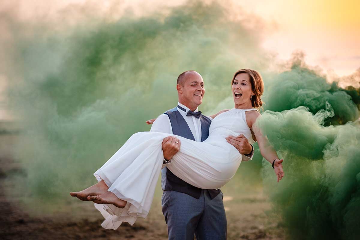 Brautpaar-Fotoshooting mit Rauchbomben