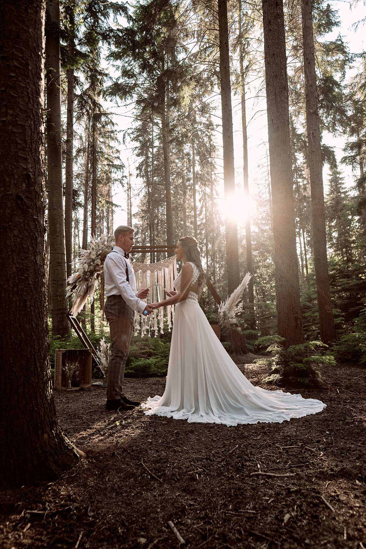 Braut und Bräutigam bei der Waldhochzeit