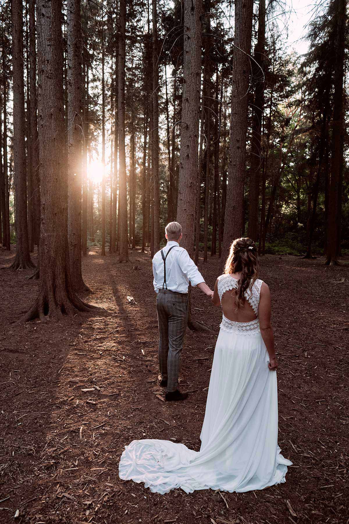 Braut und Bräutigam bei der Waldhochzeit