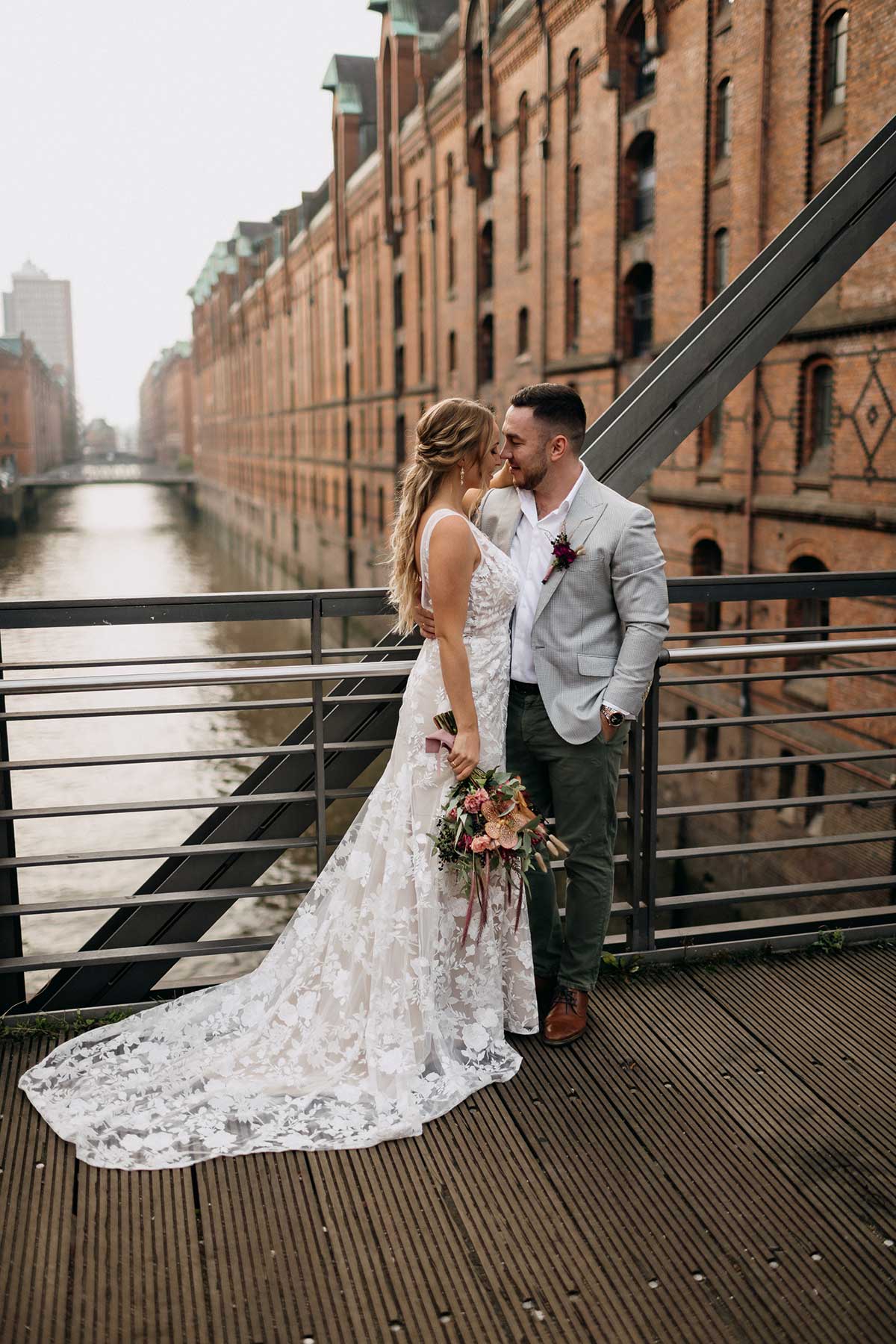 Braut und Bräutigam beim Paar-Fotoshooting in der Hafencity