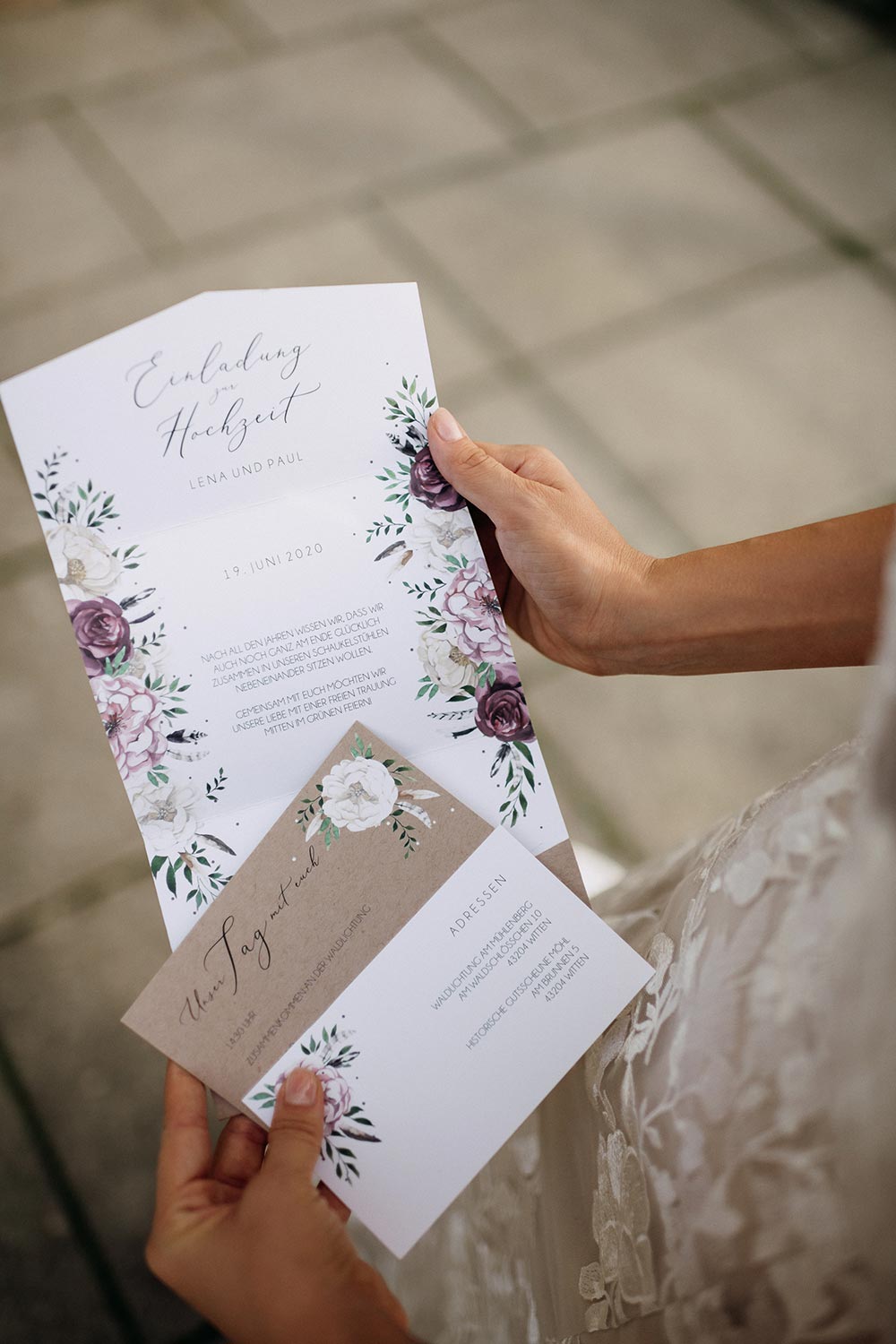 Braut liest Pocketfold Einladung zur Hochzeit