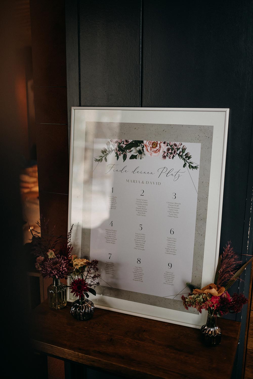 Gedruckter Sitzplan bei der Hochzeit in einem Bilderrahmen