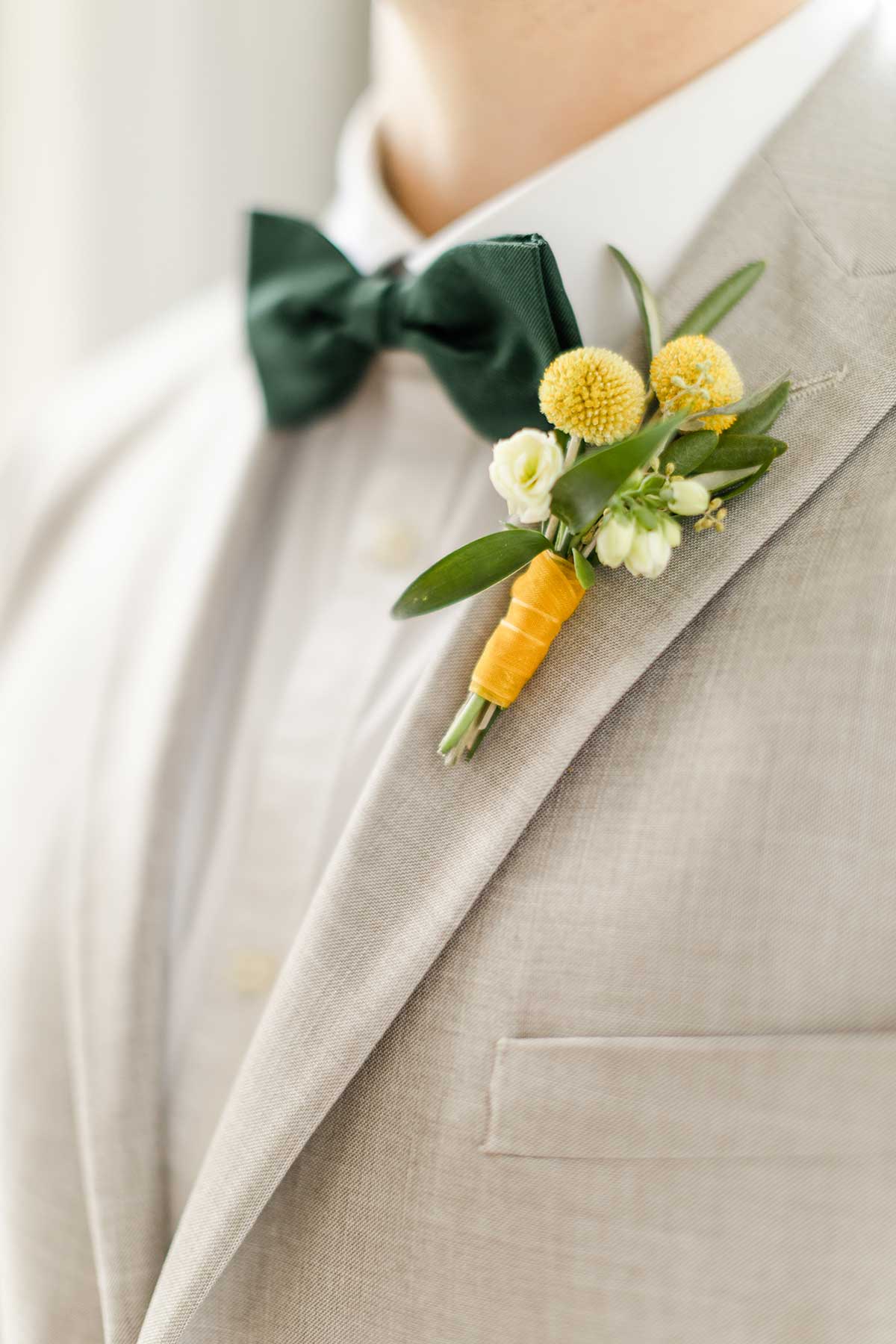 Ansteckblume in Gelb und Weiß vom Bräutigam