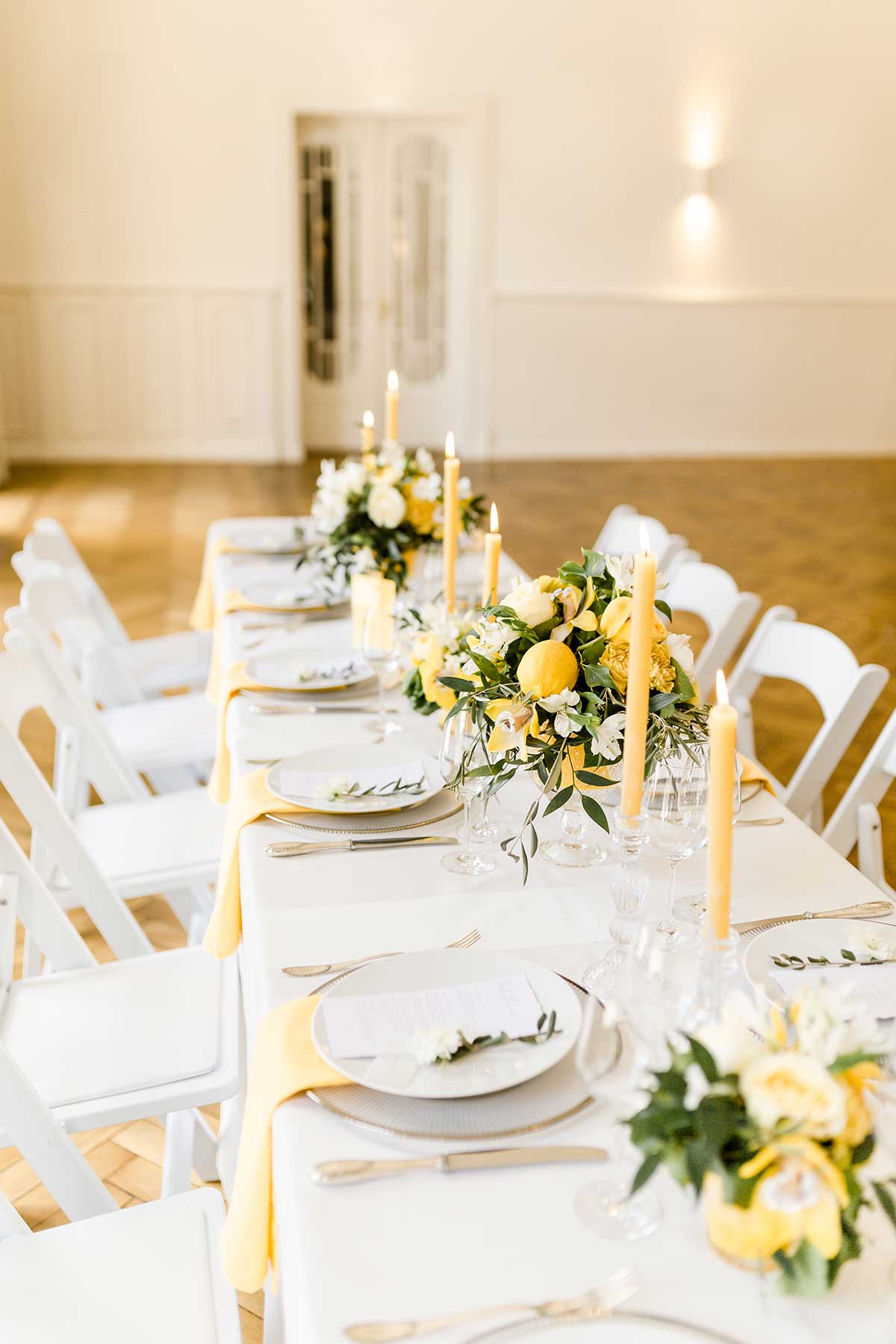 Tischdeko bei der Hochzeit in Gelb und Weiß