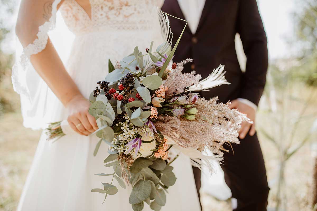 Natürlicher Brautstrauß mit heimischen Blumen