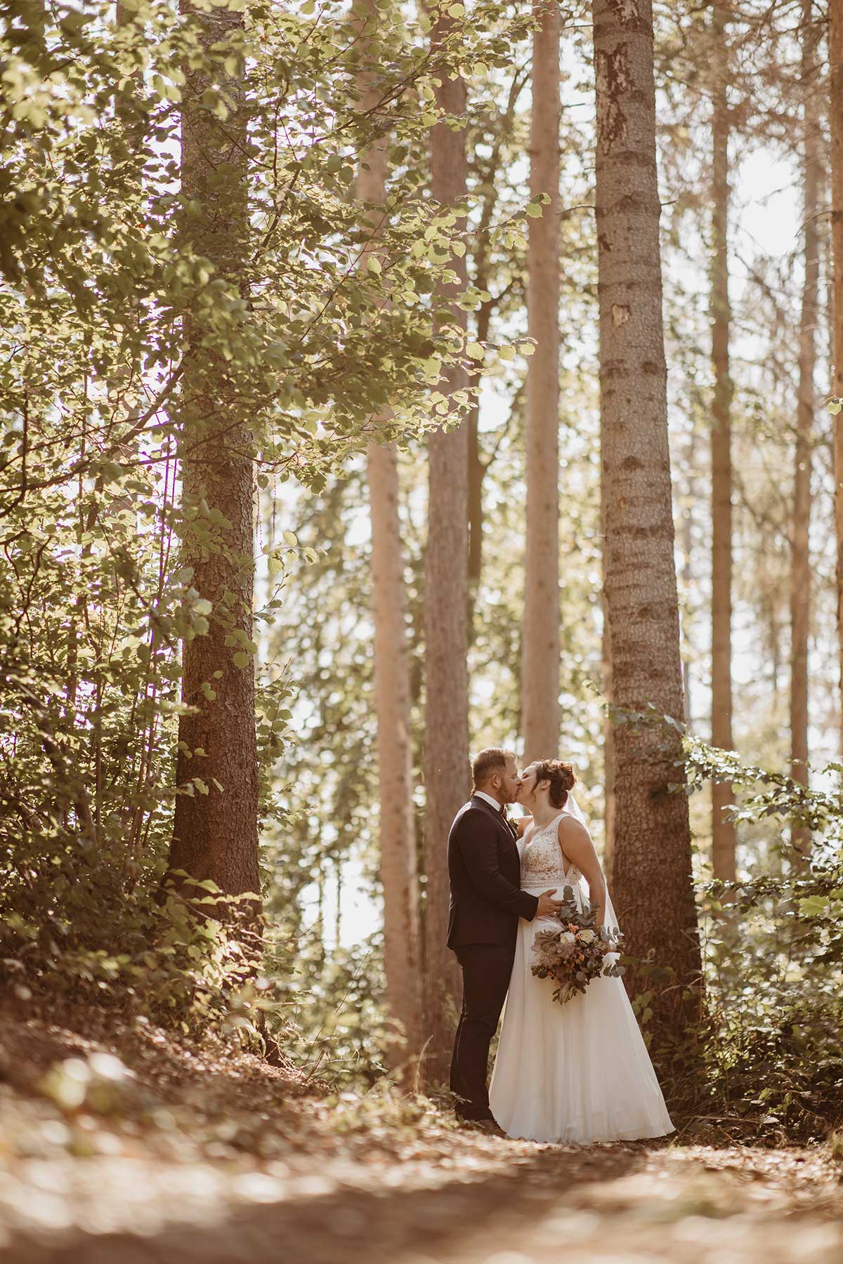 Braut und Bräutigam Fotoshooting im Wald