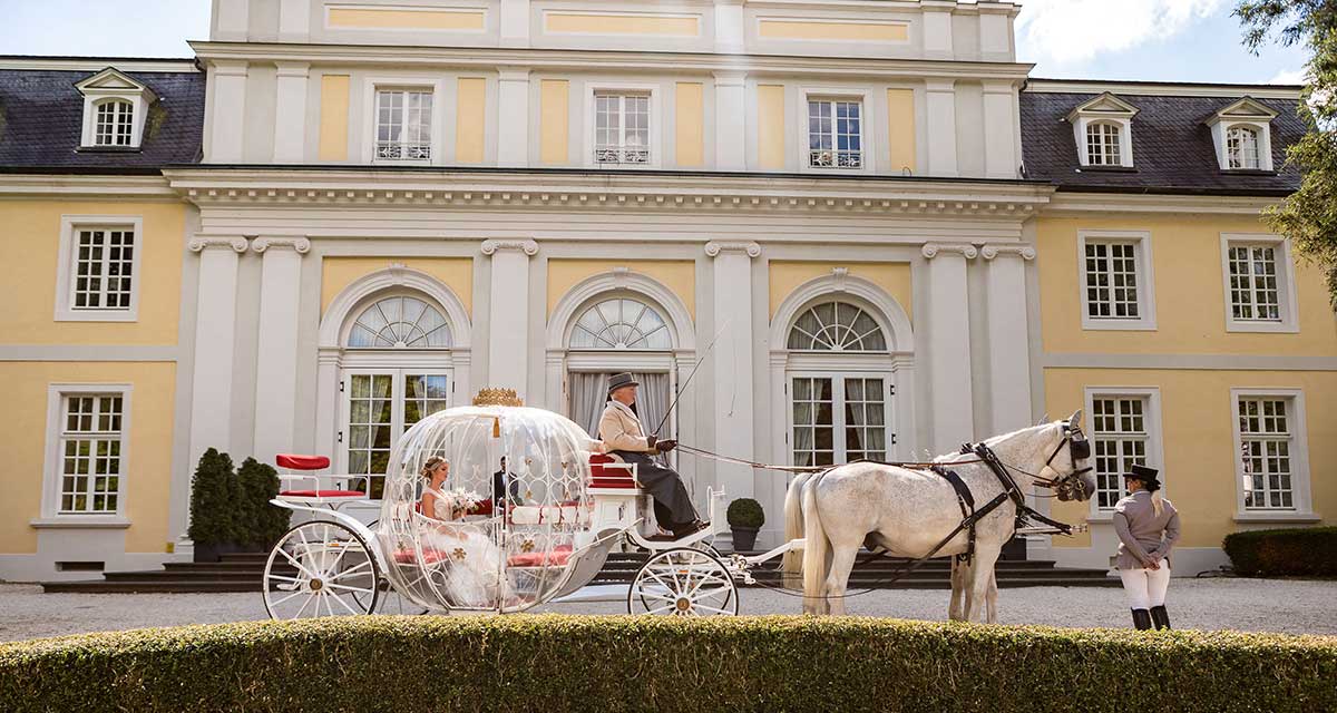 Braut fährt in einer Kutsche bei ihrer Prinzessinnen Hochzeit wie im Märchen in der La Redoute Bonn vor