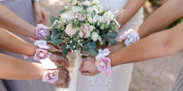 Brautstrauß und Blumenarmbänder der Brautjungfern