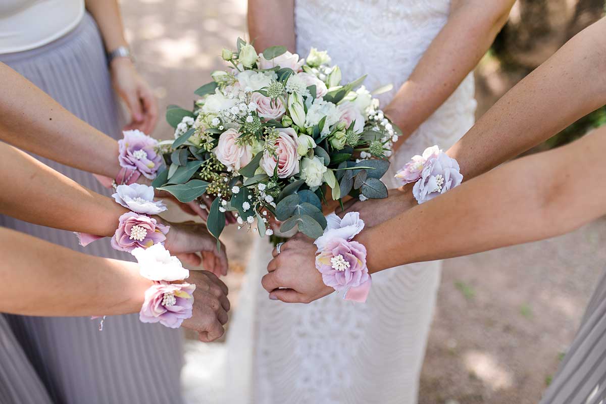 Brautstrauß und Blumenarmbänder der Brautjungfern