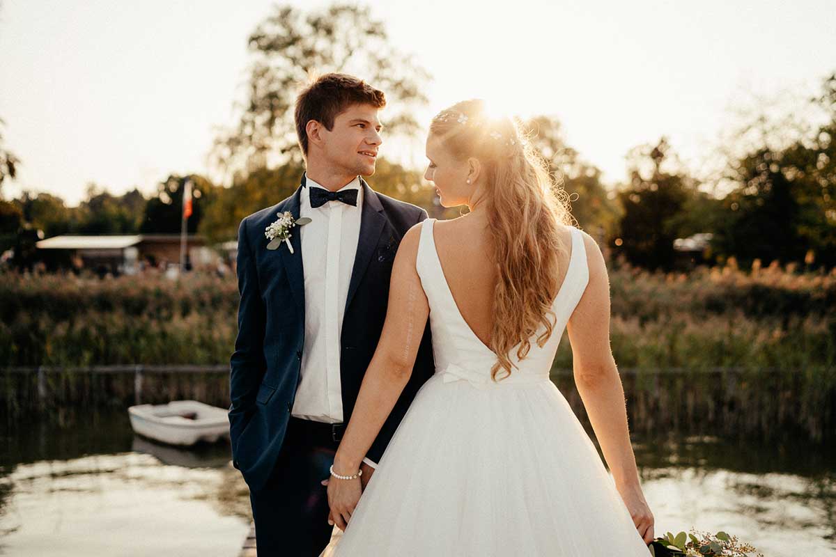 Braut und Bräutigam beim Fotoshooting
